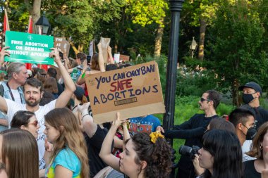Protestocular, Anayasa Mahkemesi 'nin Roe-Wade davasını geri çevirmesi üzerine ellerinde karton levhalar tutuyorlar.