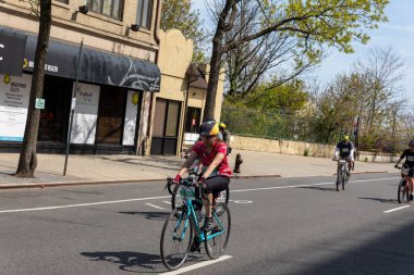 Motosikletlilerin Staten Island, ABD 'deki Beş Boro Bisiklet turuna katıldığı yakın çekim.