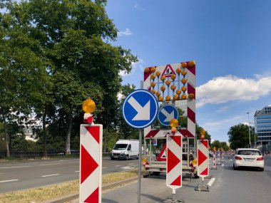 Bruxelles 'de yol çalışması olduğunu duyuran tabelalar