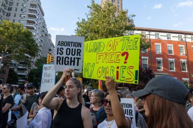 Yüksek Mahkeme Roe ve Wade 'in davasını bozduktan sonra insanlar New York' ta protesto ediyor.