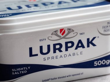 Lurpak markalı tereyağı paketi logo fiyatlarını gösteriyor