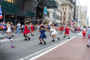 Porto Riko Günü Geçit Töreni 'ni New York City sokaklarında kutlayan kalabalık.