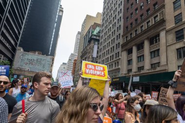 Silahları protesto eden büyük bir kalabalık. Brooklyn 'deki Cadman Plaza' dan Brooklyn Köprüsü üzerinden New York 'a yürüyorum.