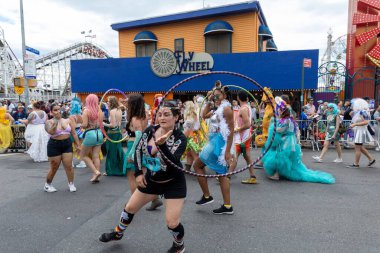 Bulutlu bir sabahta ünlü Coney Adası Denizkızı Geçidi