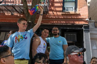 26 Haziran 2022 'de New York' ta yürüyüş yapan neşeli insanlar.