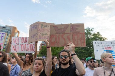 Protestocular, Anayasa Mahkemesi 'nin ABD' nin NYC eyaletindeki Washington Square Park 'ta Roe V. Wade' i devirmesinin ardından vücut özgürlüğüyle ilgili mukavva tabelalar tutuyorlar.