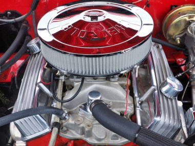 Kırmızı klasik Chevrolet motorunun yakın çekim görüntüsü