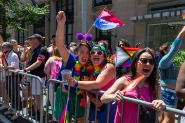 New York 'taki Onur Yürüyüşü' nde bir sürü genç insan var.