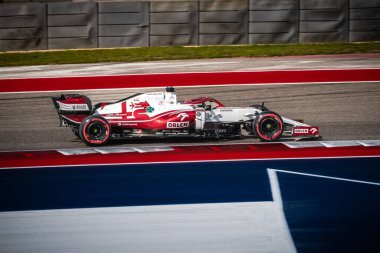Hızlı bir F12021 USGP yarış arabası Austin TX pistinde Amerika Birleşik Devletleri Kalifiye Günü sırasında