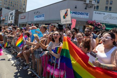 New York 'taki Onur Yürüyüşü' nde bir sürü genç insan var.