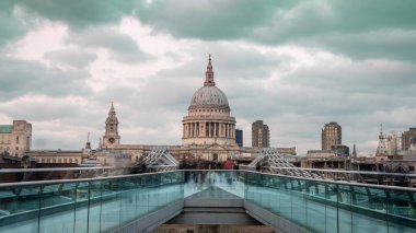 St. Paul Katedrali 'nin Milenyum Köprüsü' nden havadan çekilmiş bir fotoğrafı.