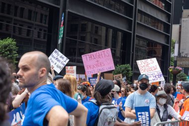 Silahları protesto eden büyük bir kalabalık. Brooklyn 'deki Cadman Plaza' dan Brooklyn Köprüsü üzerinden New York 'a yürüyorum.