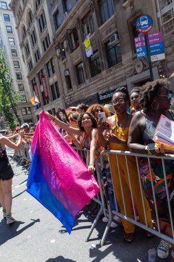 New York 'taki Onur Yürüyüşü' nde bir sürü genç insan var.