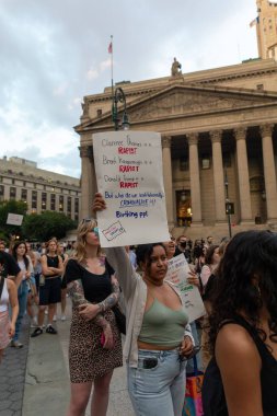 Yüksek Mahkeme, Roe-Wade davasını düşürdükten sonra ellerinde karton levhalar olan dikey çekim yapan protestocular.
