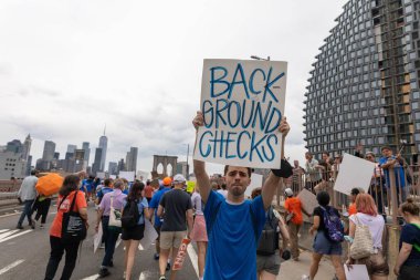 Silahları protesto eden büyük bir kalabalık. Brooklyn 'deki Cadman Plaza' dan Brooklyn Köprüsü üzerinden New York 'a yürüyorum.