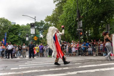 Manhattan sokaklarındaki kalabalık Porto Riko Günü Geçidi 'ni kutluyor.