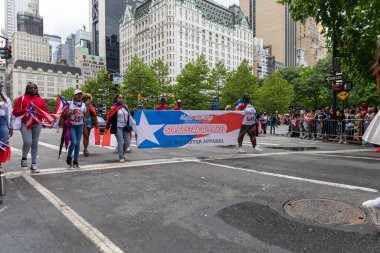 Manhattan sokaklarındaki kalabalık Porto Riko Günü Geçidi 'ni kutluyor.