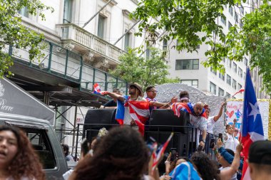 Manhattan sokaklarındaki kalabalık Porto Riko Günü Geçidi 'ni kutluyor.