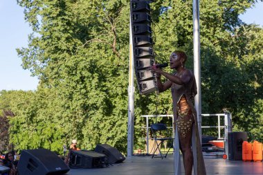 Prospect Park Brooklyn 'deki 13. Geleneksel Haziran kutlamasında bir şarkıcının yakın plan çekimi.