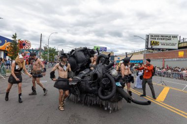 Brooklyn sokaklarındaki kalabalık Coney Adası Deniz Kızı Geçidi 'nin 40. yıldönümünü kutluyor.