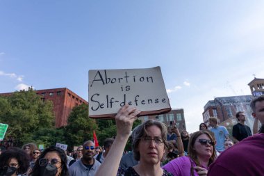 Washington Square Park 'ta yürüyüş yapan protestocular, Anayasa Mahkemesi' nin Roe v. Wade davasını bozmasının ardından...