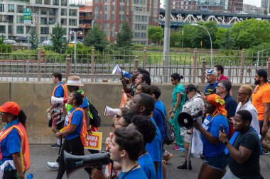 Silahları protesto eden büyük bir kalabalık. Brooklyn 'deki Cadman Plaza' dan Brooklyn Köprüsü üzerinden New York 'a yürüyorum.