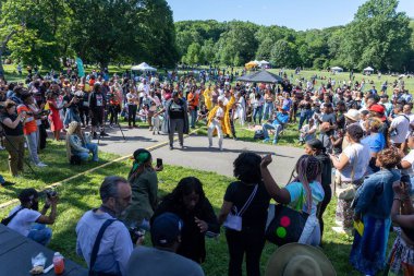 Güneşli bir günde Prospect Park Brooklyn 'de düzenlenen 13. Haziran kutlamasında bir kalabalık.