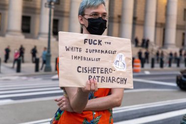 Washington Square Park 'ta yürüyüş yapan protestocular, Anayasa Mahkemesi' nin Roe v. Wade davasını bozmasının ardından...