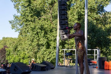 Prospect Park Brooklyn 'deki 13. Geleneksel Haziran kutlamasında bir şarkıcının yakın plan çekimi.