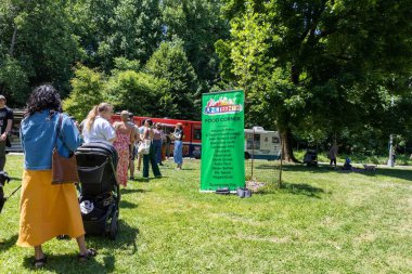 Güneşli bir günde Prospect Park Brooklyn 'de düzenlenen 13. Haziran kutlamasında bir kalabalık.