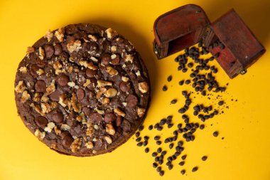 Sarı arkaplan, basit mava keki ve kalp paylaşımı gölgeler