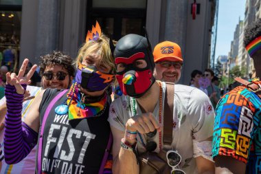 New York 'taki Onur Yürüyüşü' nde bir sürü genç insan var.