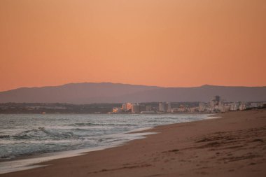 Kumlu sahilin güzel bir manzarası, Praia de Faro, Portekiz