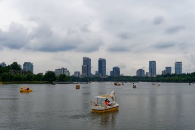 Nanjing, Çin 'deki Xuanwu Gölü' nde turist taşıyan yelkenliler.