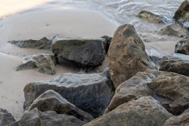 Hondarribia, İspanya 'daki kumlu sahildeki taşlar.