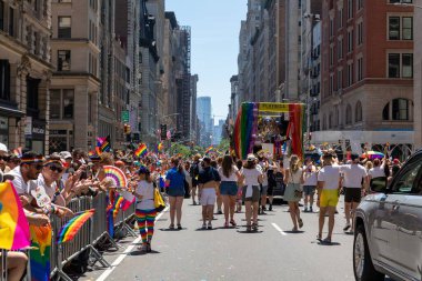 Güneşli bir sabahta Onur Yürüyüşü 'nde bir kalabalık
