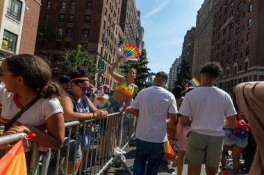 2022 'de New York' taki Onur Yürüyüşü 'nde bir grup insan sokaklara döküldü.