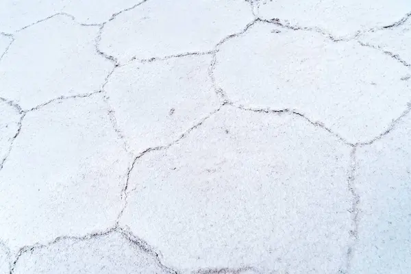 Uma Vista Superior Gelo Com Rachaduras Cobertas Neve — Fotografia de Stock
