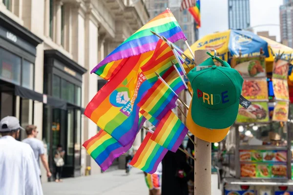 Närbild Pride Month Parade 2021 Merch Och Flaggor Visas Gatorna — Stockfoto