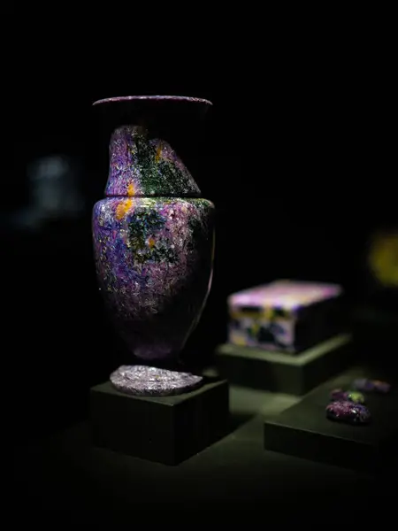 展示されている多色のアンティーク花瓶の垂直ショット — ストック写真