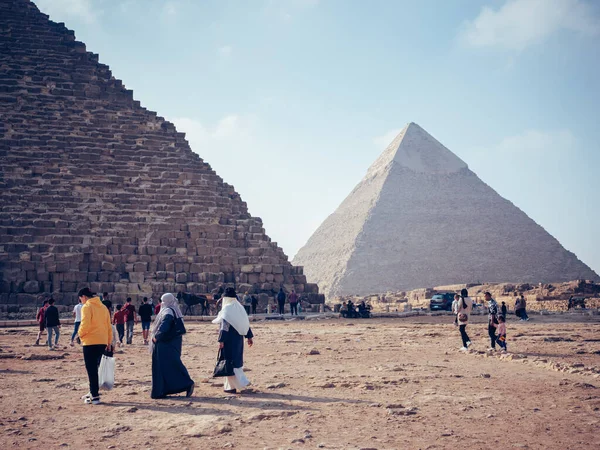 Τουρίστες Που Περπατούν Γύρω Από Τις Μεγάλες Πυραμίδες Στο Κάιρο — Φωτογραφία Αρχείου