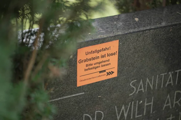 Tombstone Sticker Says German Danger Accidents Tombstone Loose — Stock Photo, Image
