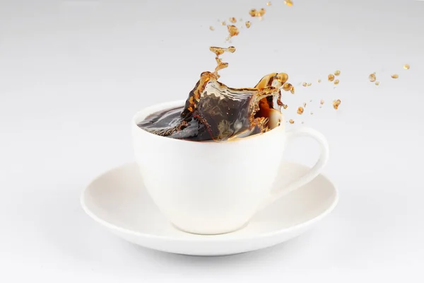 Ein Kaffee Spritzt Aus Einer Tasse Isoliert Auf Weißem Hintergrund — Stockfoto