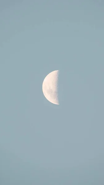 Tiro Vertical Uma Bela Meia Lua Céu Azul Brilhante — Fotografia de Stock