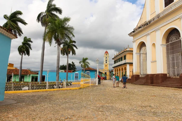 由当地居民和多彩的建筑物组成的殖民古城特立尼达 — 图库照片