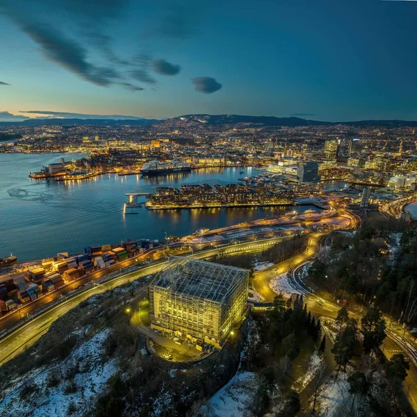 Una Toma Aérea Oslo Atardecer Con Muchos Edificios Luces Rodeada — Foto de Stock