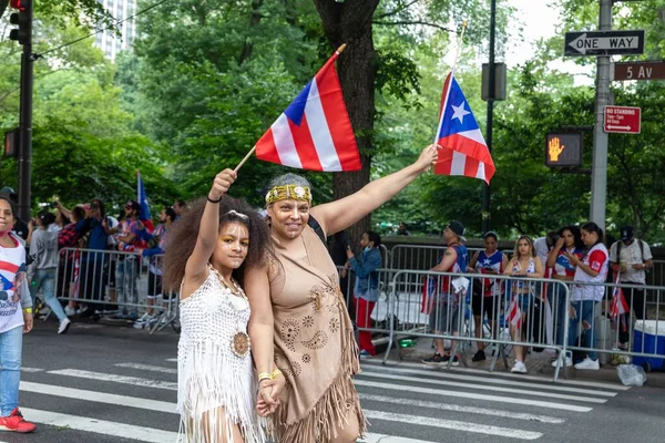 娘と一緒にニューヨークでのプエルトリコの日パレードを祝う母親 — ストック写真