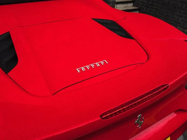 Czerwony Ferrari Samochód Sportowy Deszczówką Powierzchni Zbliżenie — Zdjęcie stockowe