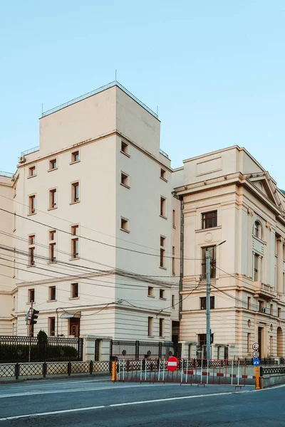 Romanya Nın Iasi Kentinde Beyaz Binaların Dikey Görüntüsü Boş Bir — Stok fotoğraf