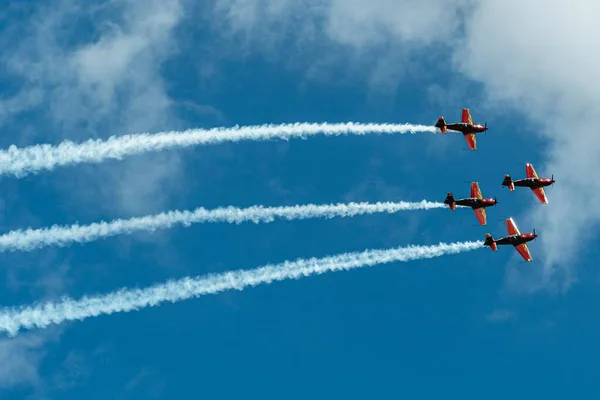晴れた日に空を飛ぶ4機の飛行機のクローズアップショット — ストック写真